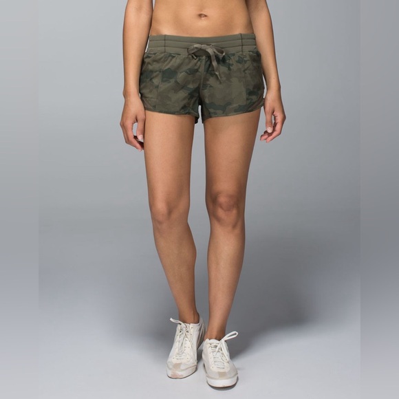 Lululemon Hotty Hot Short Savasana Camo Fatigue Green, Size 6 - Picture 2 of 12